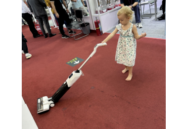 Little girl operates it easily: New wet and dry vacuum cleaner attracts attention at the Canton Fair